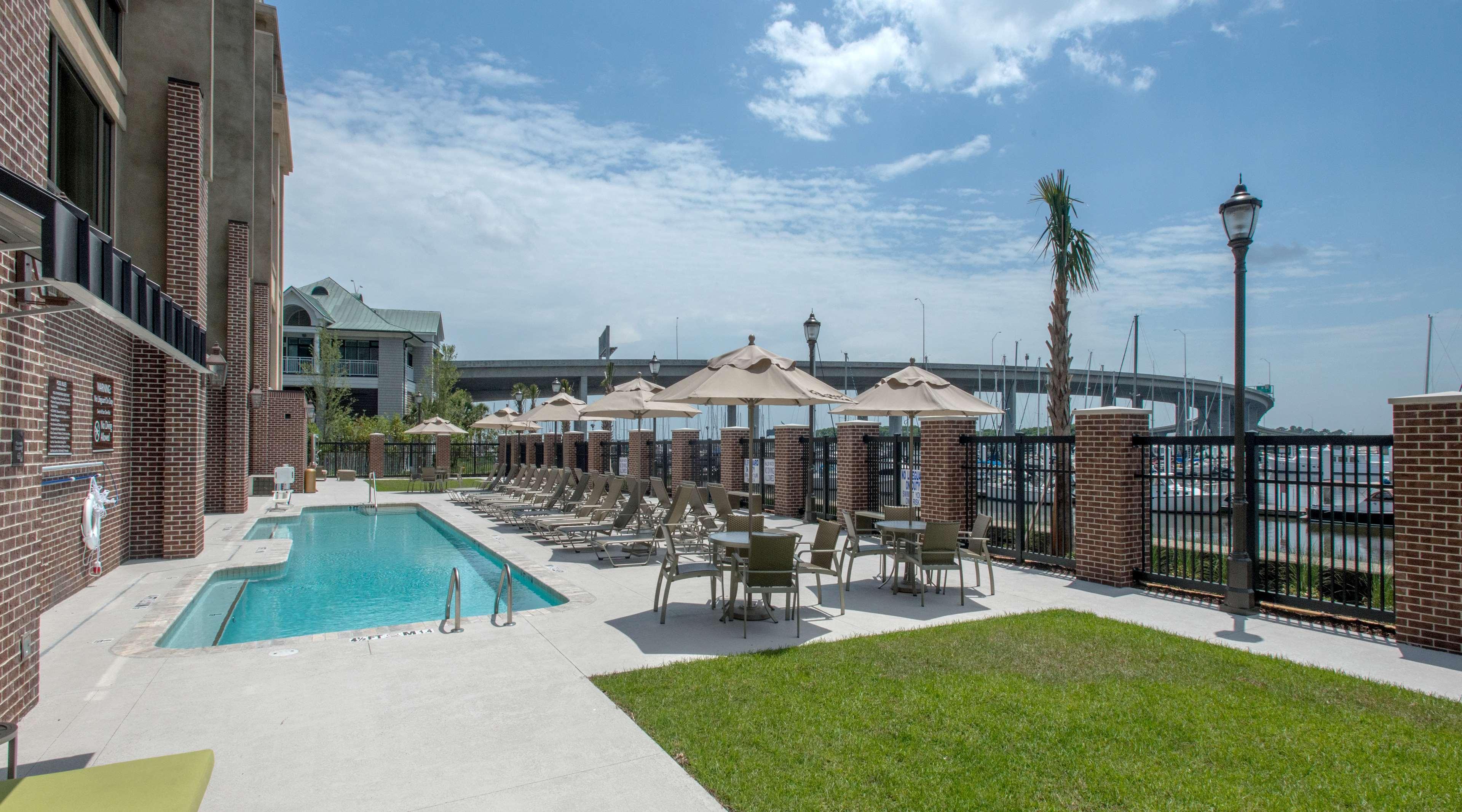 Hilton Garden Inn Charleston Waterfront/Downtown Extérieur photo