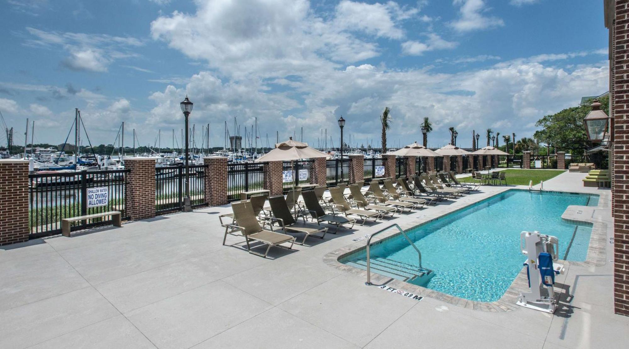 Hilton Garden Inn Charleston Waterfront/Downtown Extérieur photo
